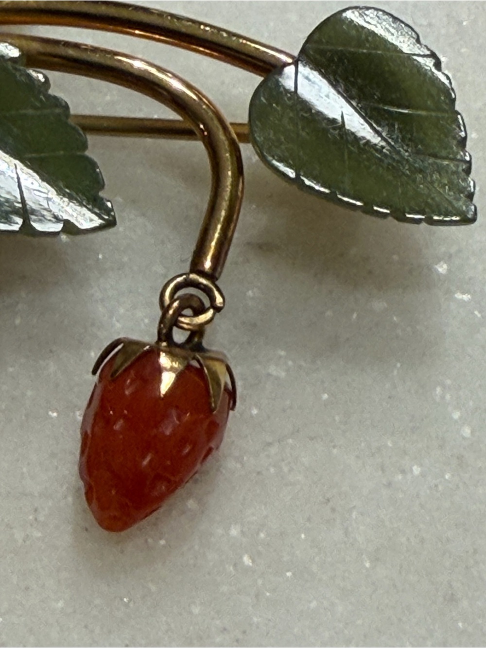Coral Strawberry & Jade Leaf WRE 1/20 12K Gold Filled Brooch Vintage/Antique - Picture 4 of 14